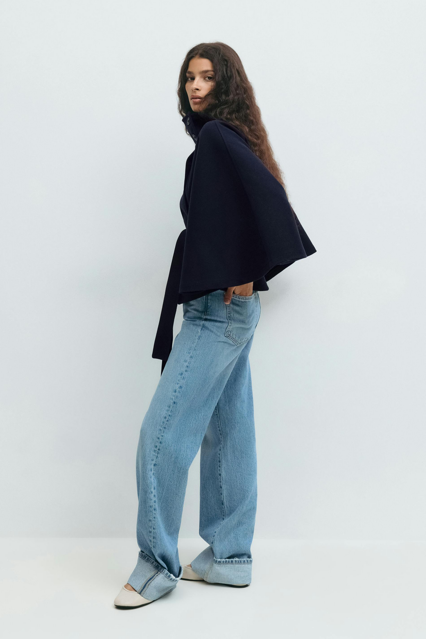 Novella: De jas die je figuur omarmt